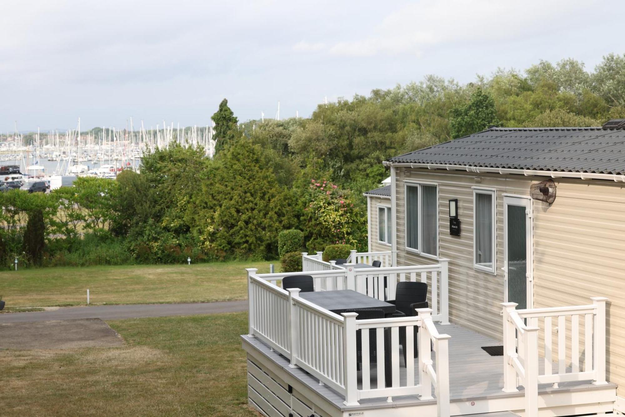 Mercury Yacht Harbour And Holiday Park Bursledon Exterior photo